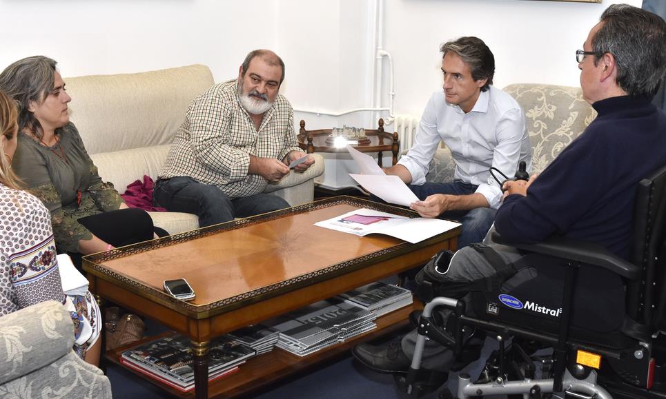 El Ayuntamiento de Santander estudiará la posibilidad de conceder permisos especiales de aparcamiento a las personas con enfermedad de Crohn