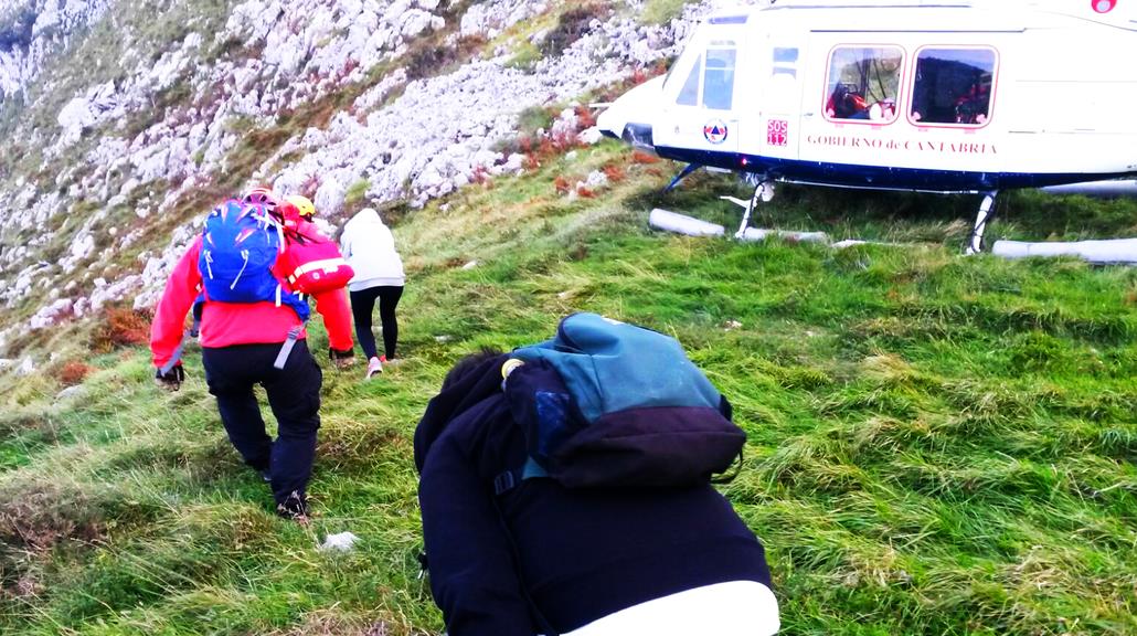  El helicóptero del Gobierno rescata a dos senderistas franceses perdidos en el monte Candina