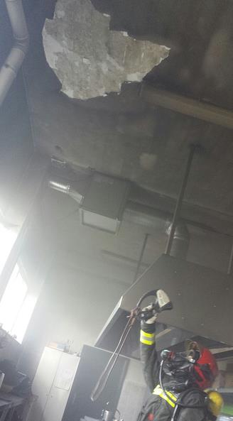  Bomberos del 112 sofocan un incendio en la cocina del colegio Castañal de Selaya