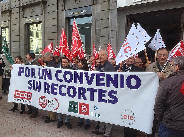  Exigen en Oviedo un convenio “justo” para Liberbank y las antiguas cajas de ahorro