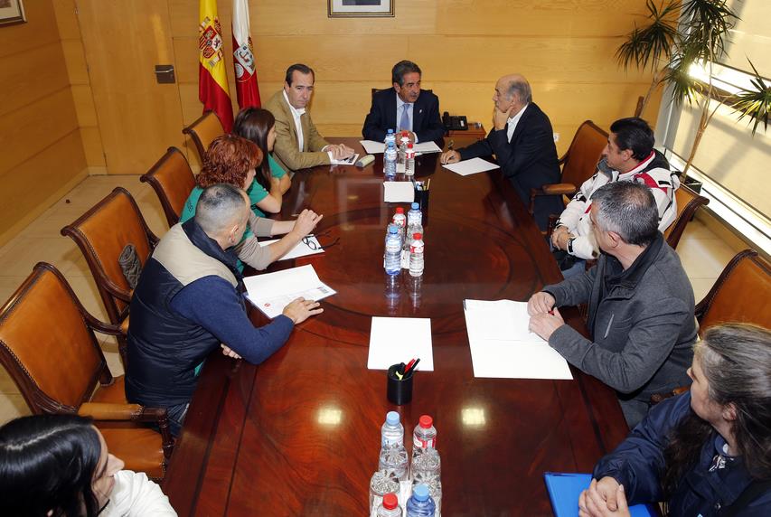 Revilla se reúne con la PAH y Stop Desahucios (Foto: José Cavia, Gobierno de Cantabria)