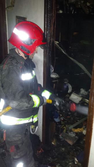  Bomberos del 112 extinguen un incendio en una vivienda de Ucieda