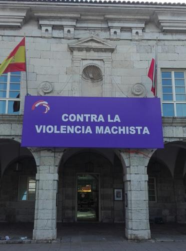  El Parlamento de Cantabria luce una pancarta “Contra la violencia machista”