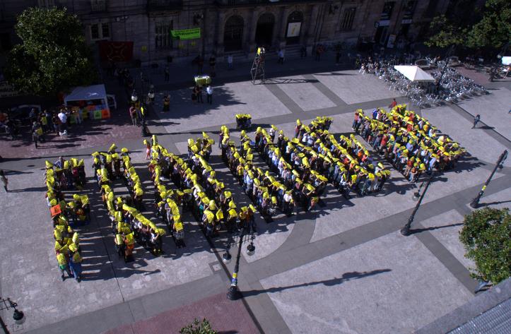 300 personas forman las palabras 'Fracking NO' en Torrelavega (7 de Noviembre de 2015, foto Cantabria Diario/EsTorrelavega)