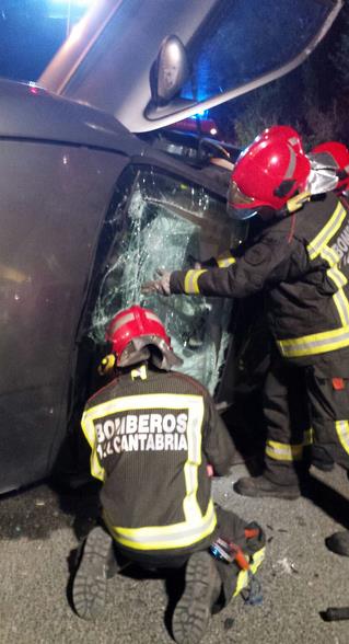  Bomberos del 112 liberan de su coche a un hombre tras volcar el vehículo en Voto