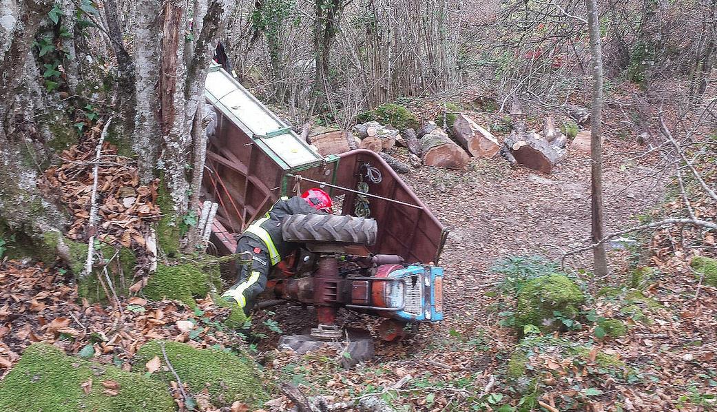  Fallece un hombre al volcar su tractor en Espinama