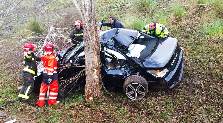  Dos personas heridas en una salida de vía en la A8 a la altura de Bárcena de Cicero