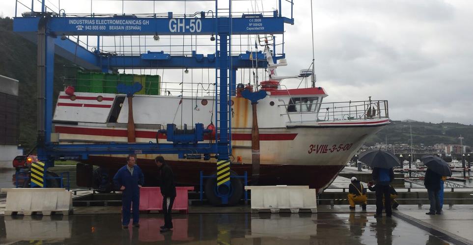 Los bomberos achican agua de un barco asturiano para evitar que se hunda