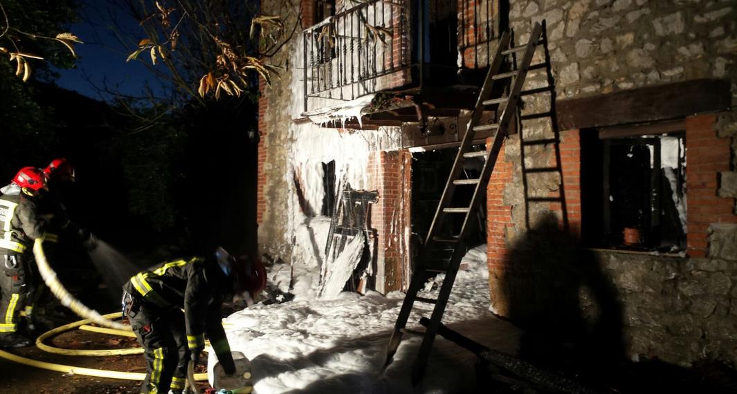 Bomberos del 112 extinguen un incendio en una vivienda de Ajo