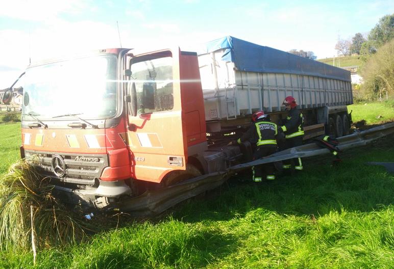 Efectivos de emergencias contienen la fuga de combustible de un camión tras un accidente 