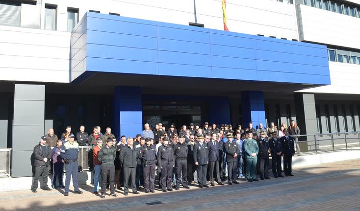 Los policías cántabros guardan un minuto de silencio en homenaje a sus compañeros muertos