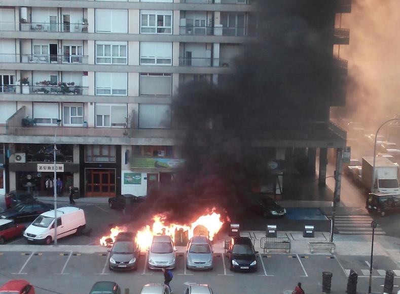 Cinco vehículos afectados por el incendio de unos contenedores en Laredo