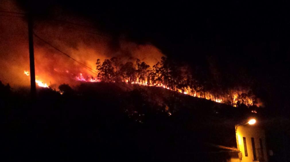  Una familia tuvo que ser desalojada por un incendio forestal en La Cavada