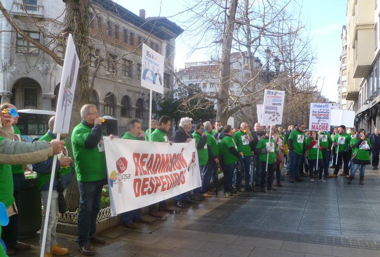 Trabajadores de Tragsa se concentraron hoy frente a Delegación de Gobierno en protesta por los despidos realizados en la empresa pública    