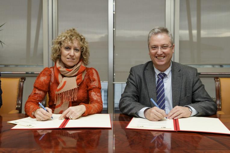 Rosa Eva Díaz Tezanos firmó el convenio con José Ignacio Asensio, presidente del Consorcio de Residuos de Gipuzkoa