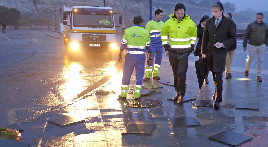 De la Serna visita zonas de Santander afectadas por el temporal