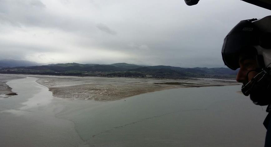 Helicóptero del 112 en la búsqueda del pescador desaparecido en Colindres