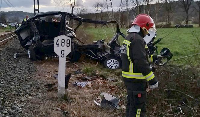  Dos fallecidos al arrollar un tren a una furgoneta en Casar de Periedo