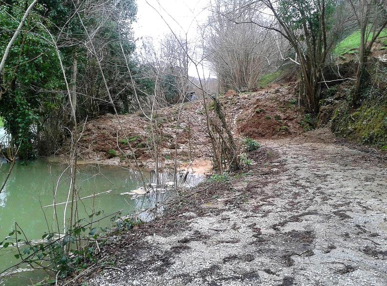 Un argayo en Borleña cambia el curso del río La Toba e impide al paso a los vecinos