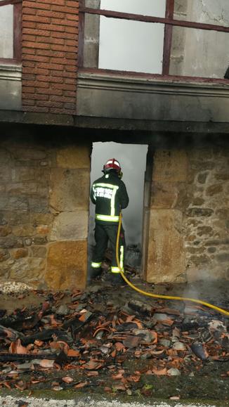  Un incendio calcina una vivienda en Vejorís