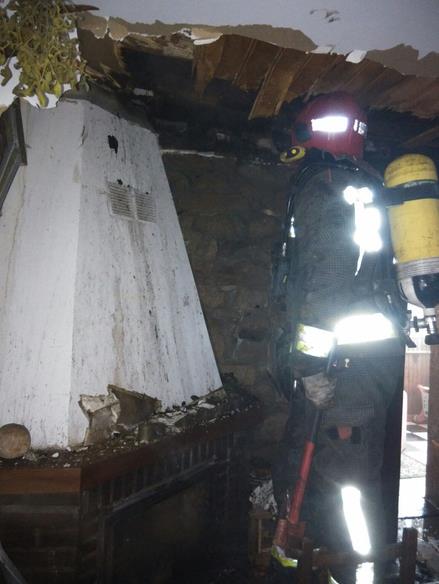 Bomberos del 112 extinguen un incendio en una vivienda de Molledo