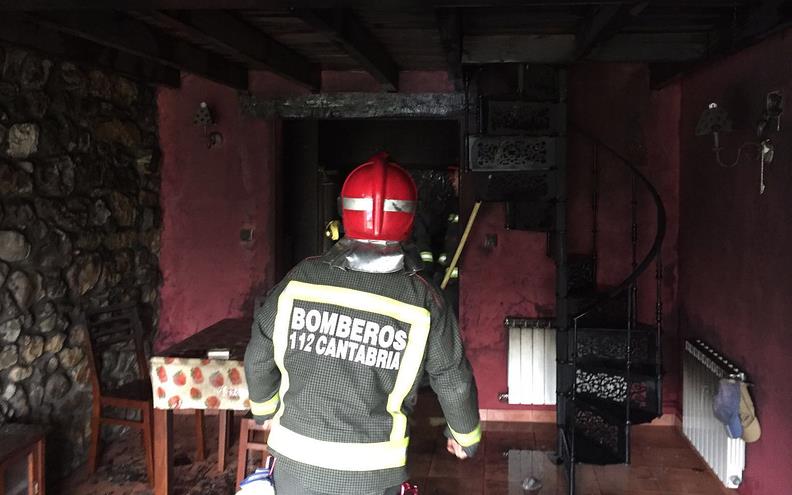 Bomberos del 112 intervienen en el incendio de una vivienda en Puente Viesgo