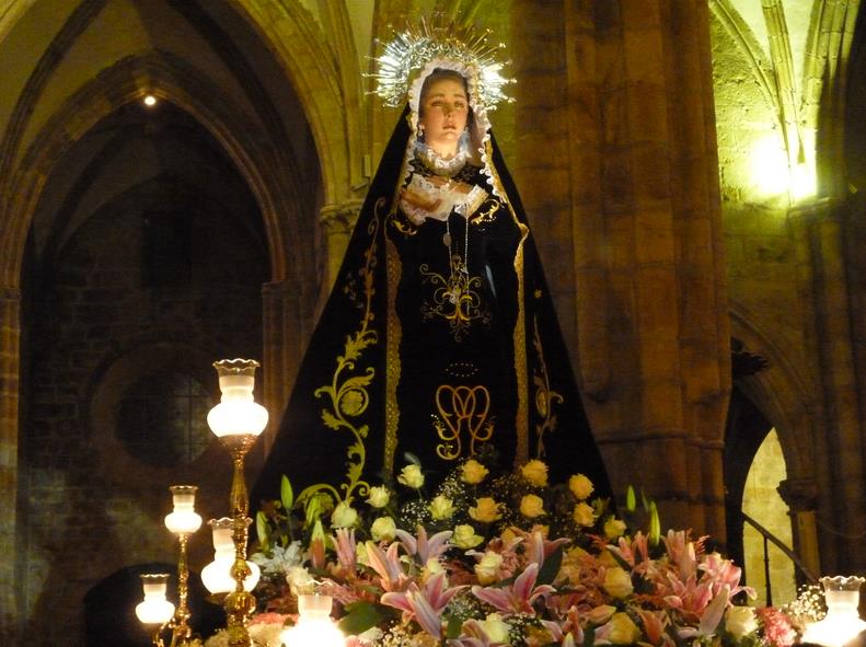  Cientos de personas presenciaron en Laredo la Procesión de la Soledad