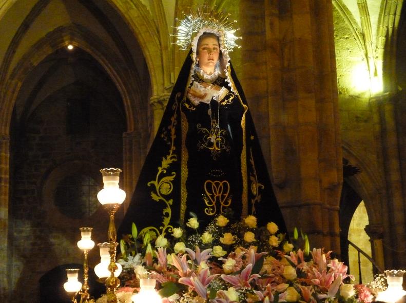  Cientos de personas presenciaron en Laredo la Procesión de la Soledad