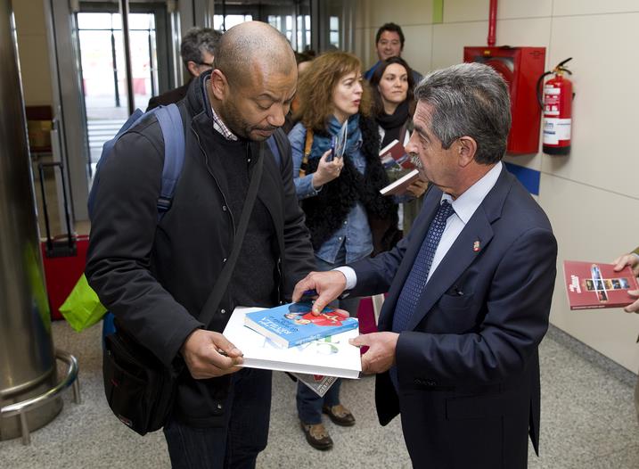 Revilla recibe a los pasajeros del avión que inaugura la conexión de Santander con Lisboa que se mantendrá hasta el 29 de octubre con dos vuelos semanales