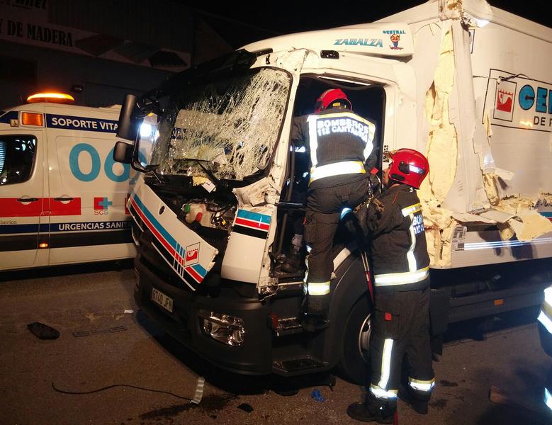  Los bomberos liberan al conductor de un camión tras un accidente en el polígono de Barros