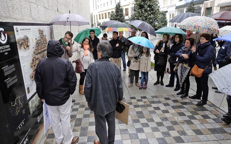 Fotografía de la visita guiada por Domingo de la Lastra, que abrió este ciclo