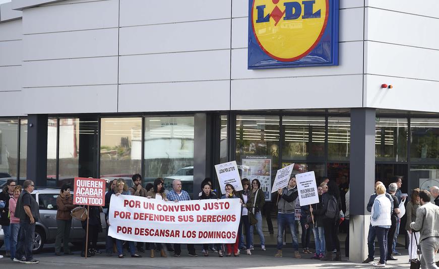 Más de un centenar de personas exigen un convenio justo de Lidl en Cantabria