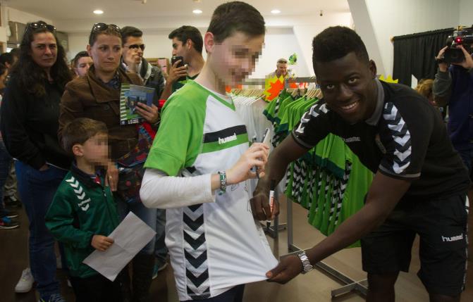  Casi un centenar de aficionados del Racing asistió a la segunda firma de autógrafos de jugadores