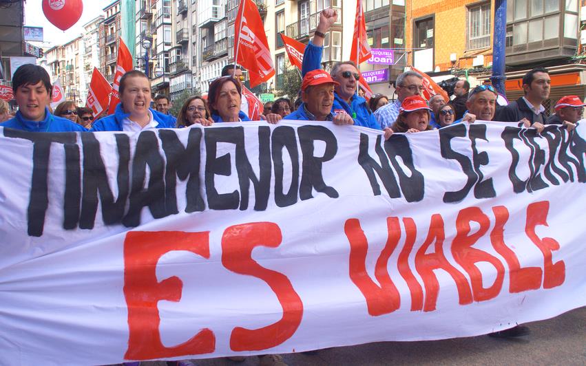 Trabajadores de Tinamenor durante la Manifestación del 1 de mayo de 2016 en Santander