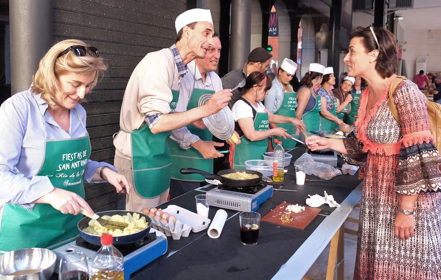 Vecinos del Río de la Pila, San Antón y Los Aguayos han celebrado esta tarde en el barrio un concurso de tortillas solidario a favor de la Cocina Económica