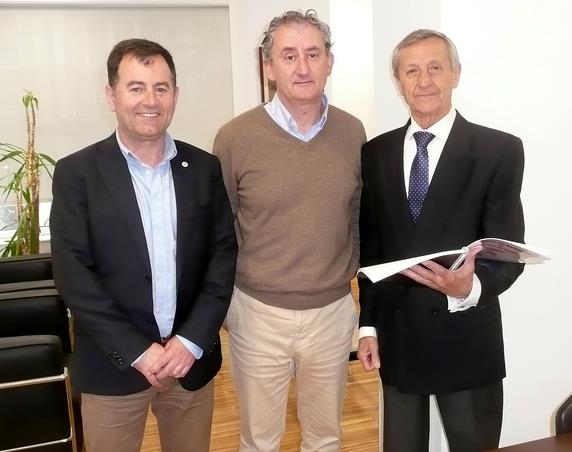 El presidente y el secretario general de la Asociación entregan al presidente del Colegio de Médicos la memoria de actividades correspondiente al ejercicio 2015