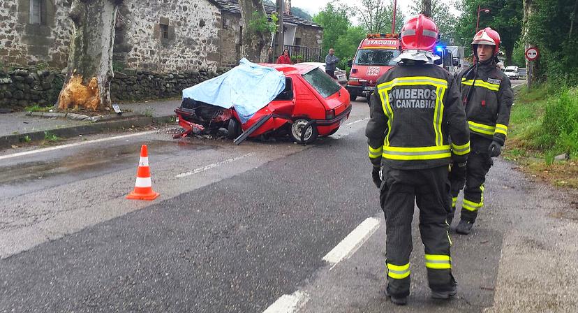 Fallece un joven al salirse con su coche de la vía en Vega de Pas