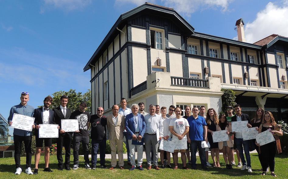 Los 26 alumnos del Curso de Gestión y Práctica de Negocios Hosteleros de Las Carolinas recogen sus diplomas