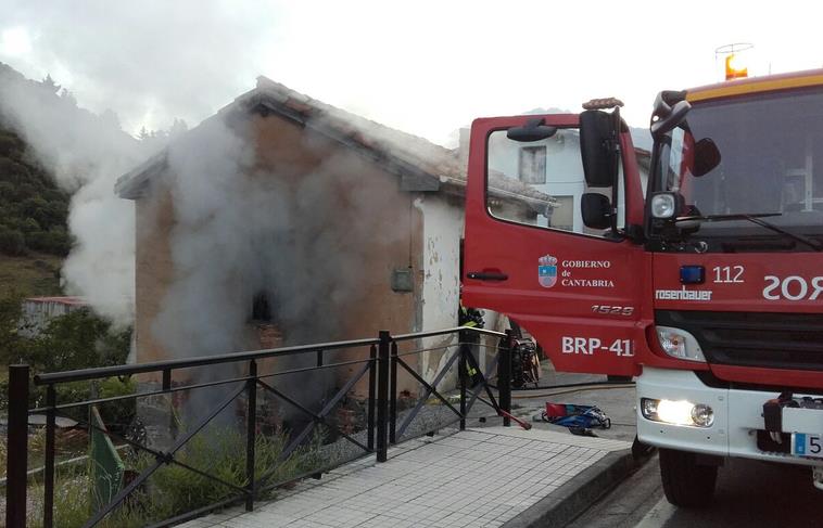 Bomberos del 112 extinguen un incendio en una vivienda deshabitada Potes