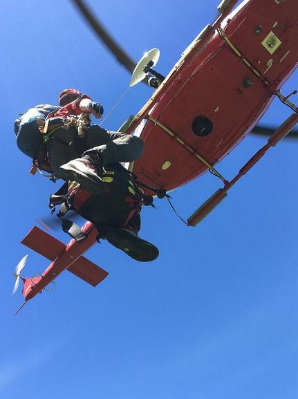 El helicóptero del Gobierno rescata a un hombre con fractura de pie en Vega de Pas