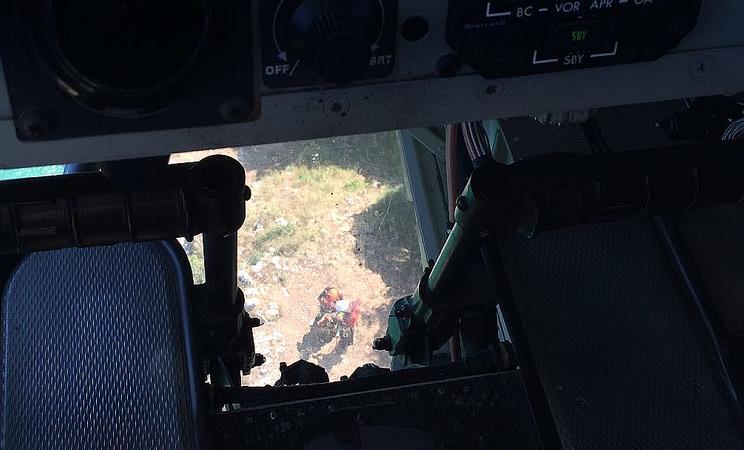 El helicóptero del Gobierno evacúa a un hombre que había caído en una zona boscosa cercana al faro del Caballo