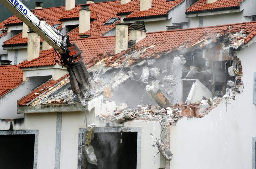 Comienza el derribo de las viviendas ilegales del Alto del Cuco / (C) CANTABRIA DIARIO