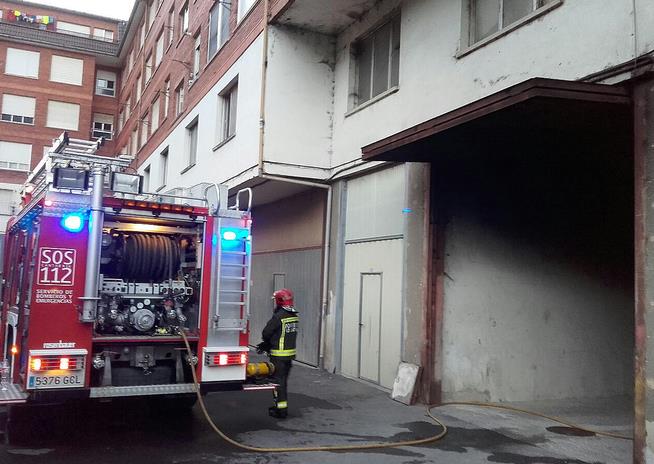 Bomberos del 112 extinguen dos incendios en un garaje y una leñera de Ojedo