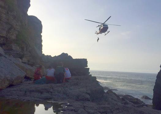 El helicóptero del Gobierno rescata a un hombre en la playa de Arenilla / Foto: Cruz Roja Cantabria