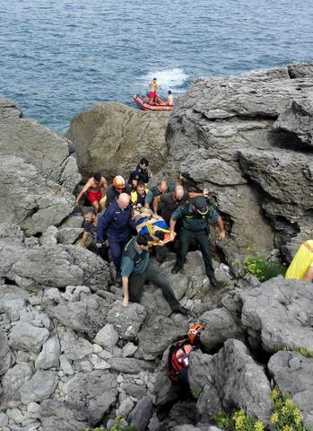 Rescatado un joven caído en una zona rocosa de la costa de Noja