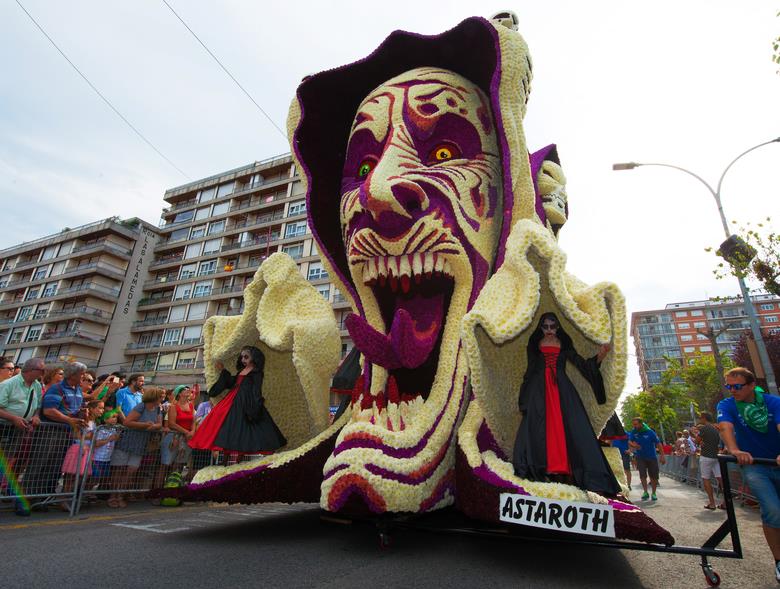  La carroza «Astaroth» gana la Batalla de Flores de Laredo