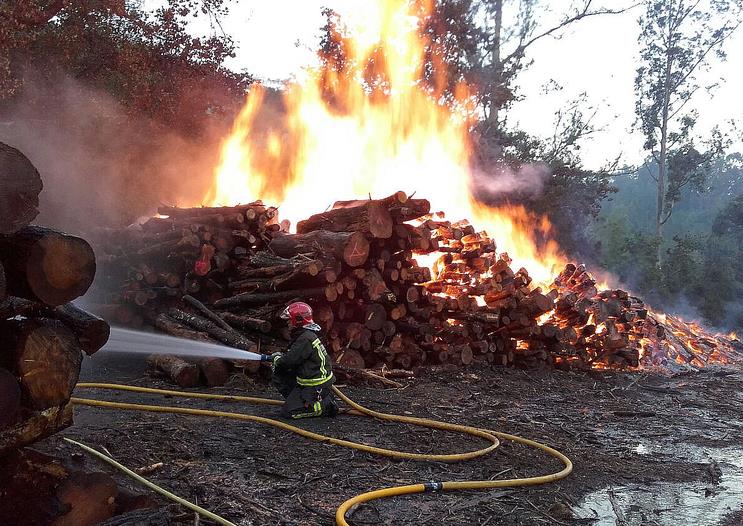  Extinguidos los incendios en un depósito de madera en Ibio y en un garaje de Laredo