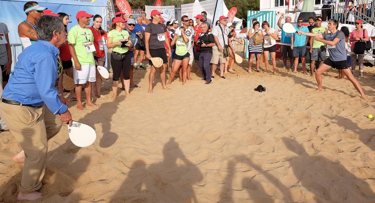  Santander bate el récord mundial de personas jugando a las palas a la vez en la misma playa