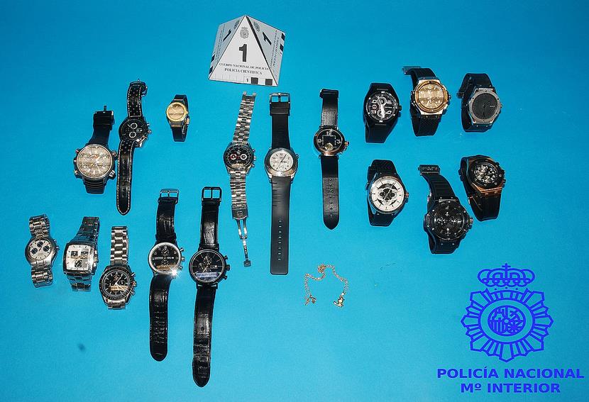 Llevaban ocultos varios teléfonos móviles, diecisiete relojes, 520 euros en metálico, además de diversos útiles y efectos utilizados en este tipo de actividad delictiva.