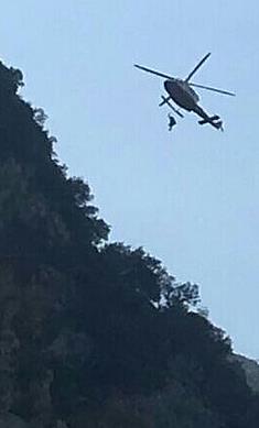 El helicóptero del Gobierno rescata a un hombre en la vía ferrata de ‘La Hermida’